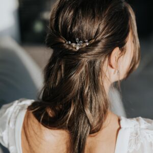 bijou de cheveu de mariage avec des feuilles dorées et gouttes en cristal bleu