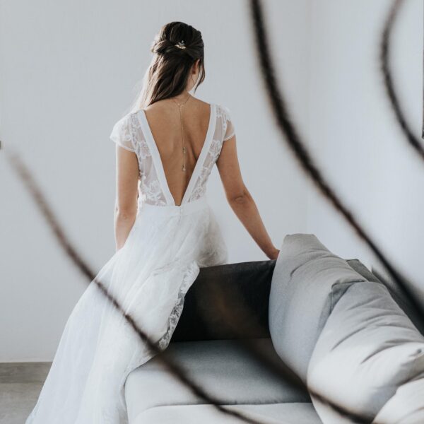 bijou de dos droit pour robe de mariée dos nu, avec des gouttes en cristal bleu