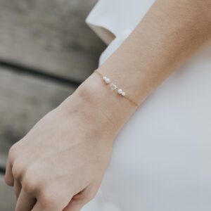 bracelet de mariage fin et simple en cristal avec des perles