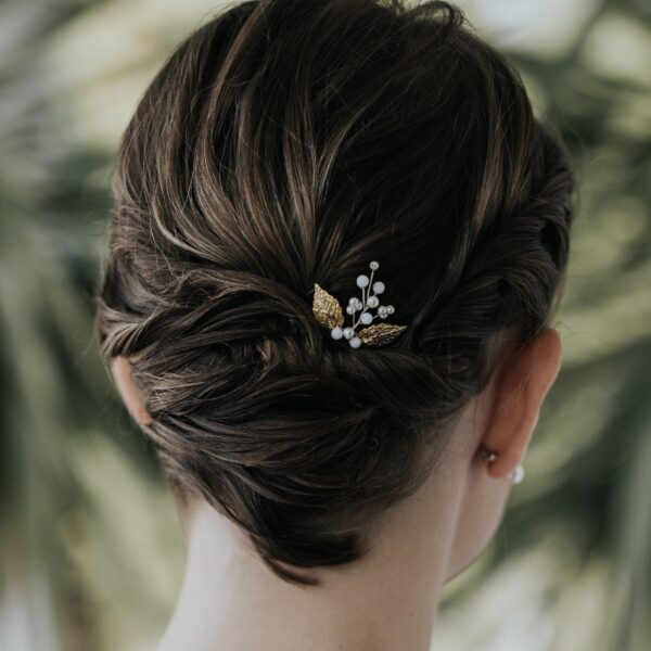 bijou de cheveux pour coifure de mariée poétique en perle nacrées, porcelaine et feuille dorée