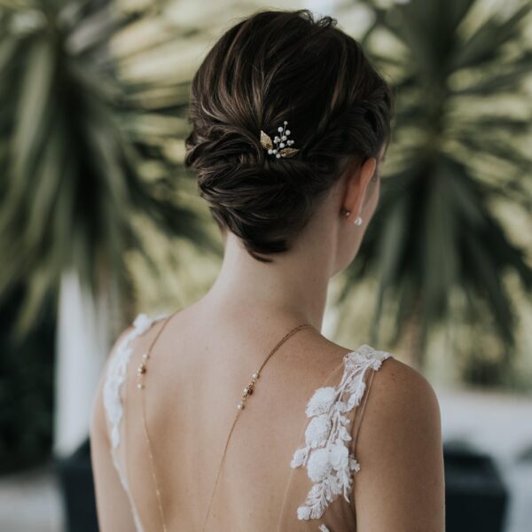 bijou de cheveux pour coifure de mariée poétique en perle nacrées, porcelaine et feuille dorée