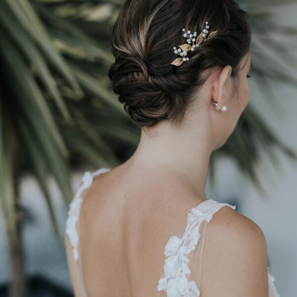 bijou de cheveux pour coifure de mariée poétique en perle nacrées, porcelaine et feuille dorée