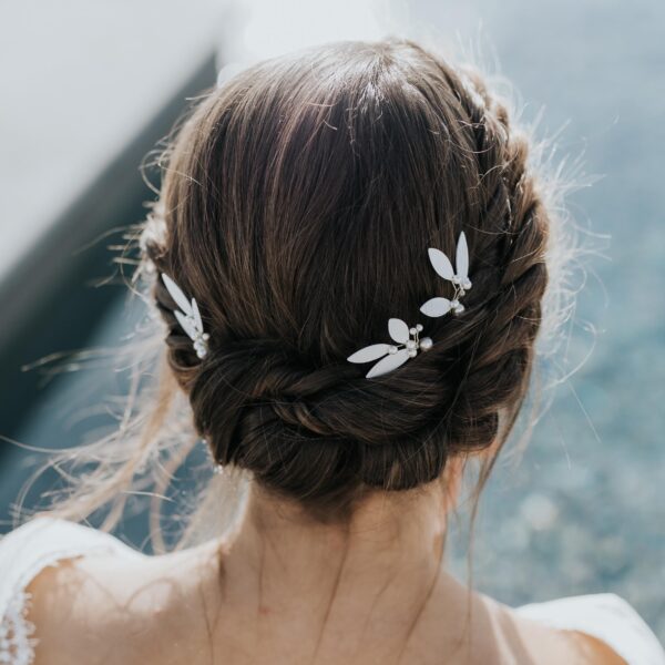 bijou de cheveu pour coiffure de mariage minimaliste en feuille blanche et perle
