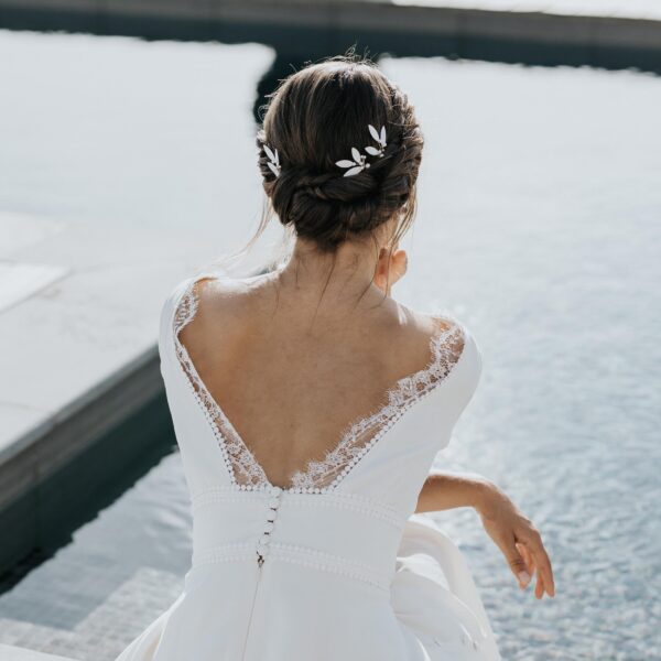 bijou de cheveu pour coiffure de mariage minimaliste en feuille blanche et perle