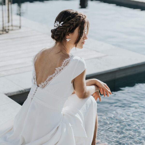 bijou de cheveu pour coiffure de mariage minimaliste en feuille blanche et perle