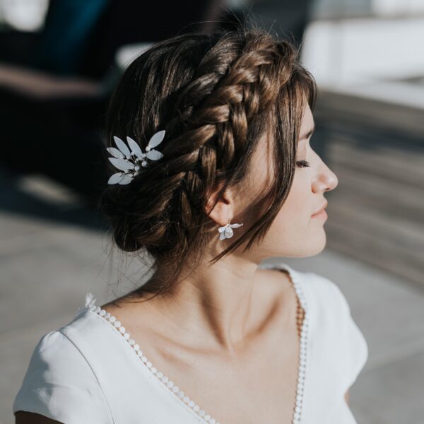 bijou de cheveu pour coiffure de mariage minimaliste en feuille blanche et perle