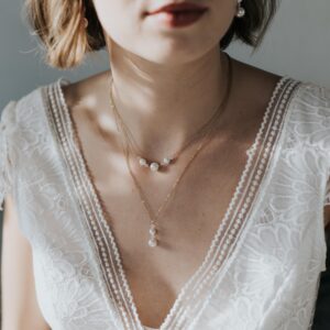 collier de mariée pendant et ras de cou en perle et cristal.