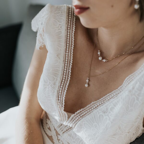collier de mariée pendant et ras de cou en perle et cristal.