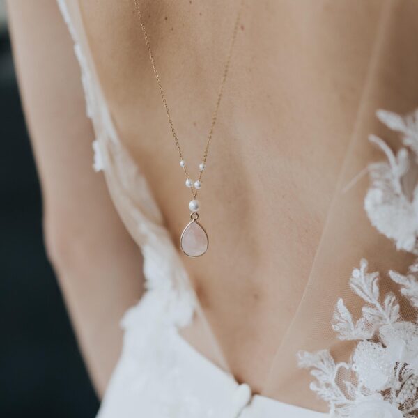 collier de dos pour robe de mariée dos nu avec un goutte en quartz rose, des perles et système de fermoirs aimants
