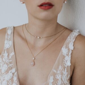 collier de dos pour robe de mariée dos nu avec un goutte en quartz rose, des perles et système de fermoirs aimants