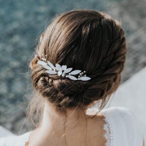 bijou de cheveux pour chignon de mariée avec des feuilles et fleur blanches et des perles