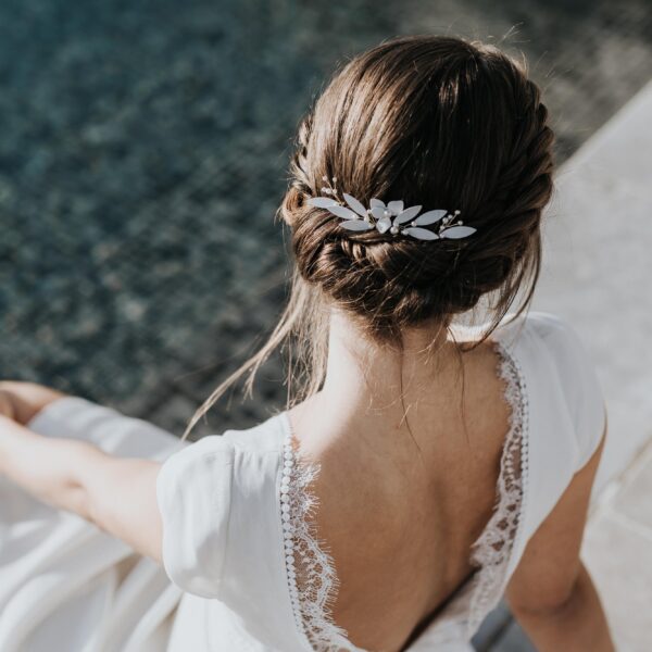 bijou de cheveux pour chignon de mariée avec des feuilles et fleur blanches et des perles