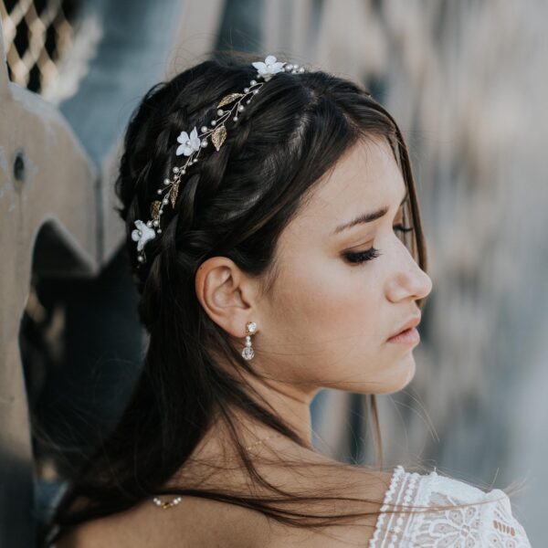 couronne de mariée bohème, avec des feuilles dorées, des fleurs en porcelaine et des perles