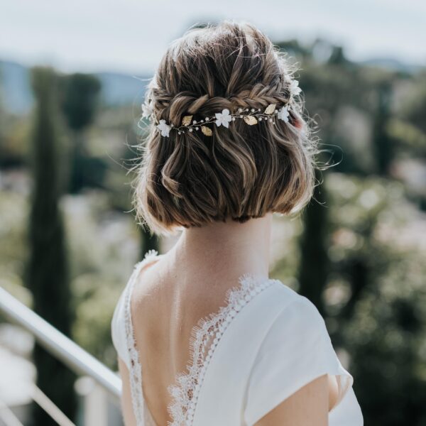 couronne de mariée bohème, avec des feuilles dorées, des fleurs en porcelaine et des perles