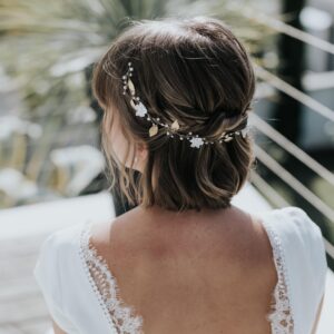 couronne de mariée bohème, avec des feuilles dorées, des fleurs en porcelaine et des perles