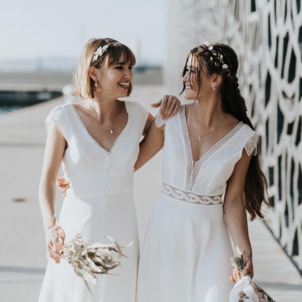 serre-tête de mariée avec des feuilles dorées, des perles et des fleurs de porcelaine