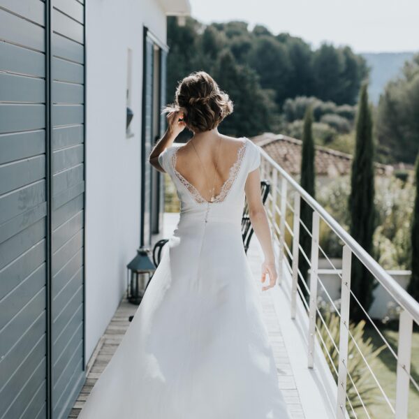 collier dos nu pour robe de mariée dos nu avec médaillon photo