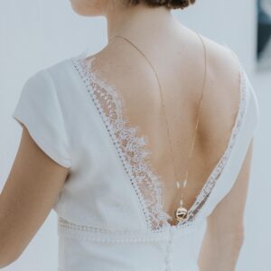 collier dos nu pour robe de mariée dos nu avec médaillon photo