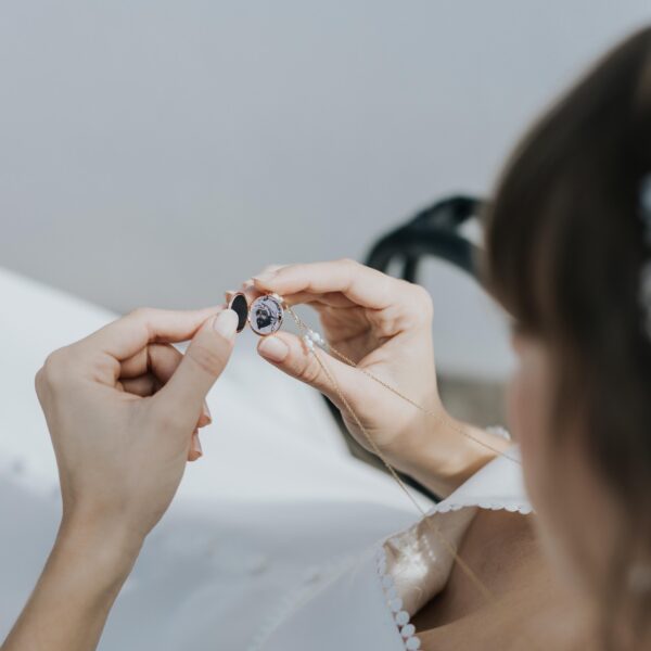 collier dos nu pour robe de mariée dos nu avec médaillon photo