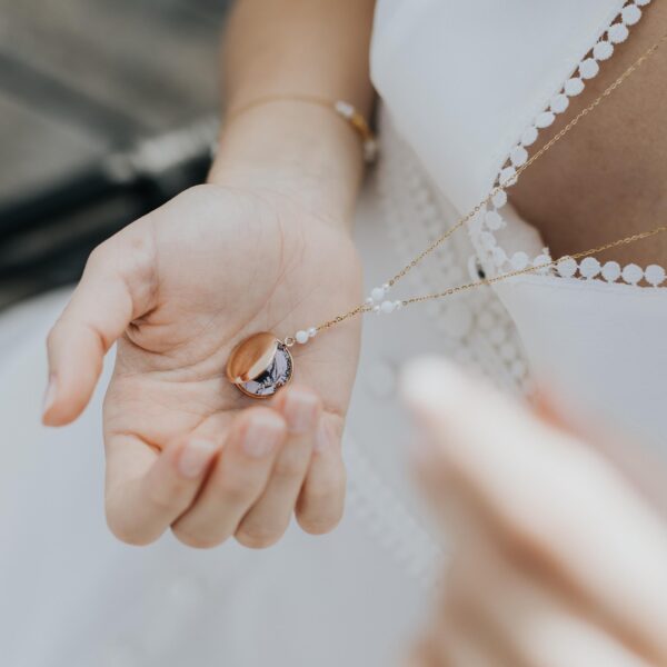 collier dos nu pour robe de mariée dos nu avec médaillon photo