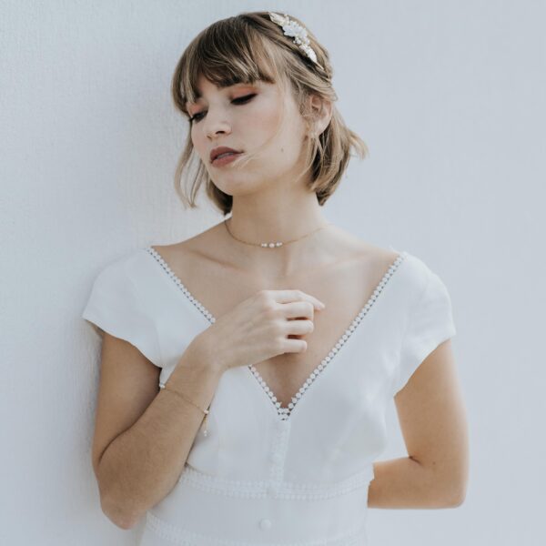 collier dos nu pour robe de mariée dos nu avec médaillon photo