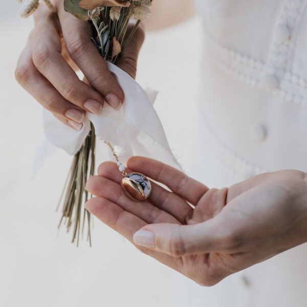 bijou medaillon photo pour bouquet de mariée avec des perles