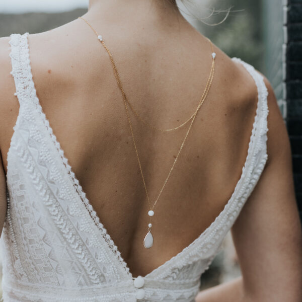 bijou de mariage avec une goutte et des perles pour robes de mariées dos nus