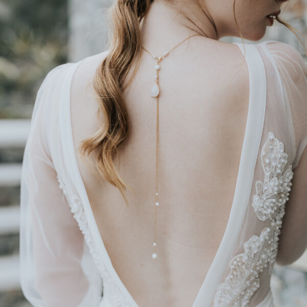 bijou de mariage avec une goutte et des perles pour robes de mariées dos nus