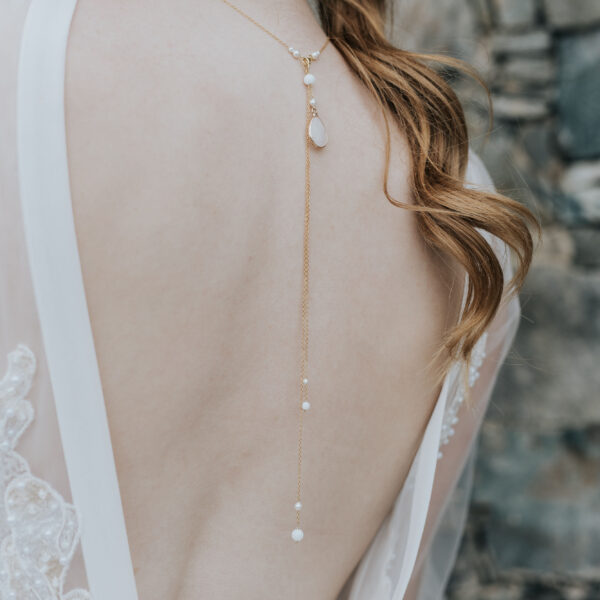 bijou de mariage avec une goutte et des perles pour robes de mariées dos nus