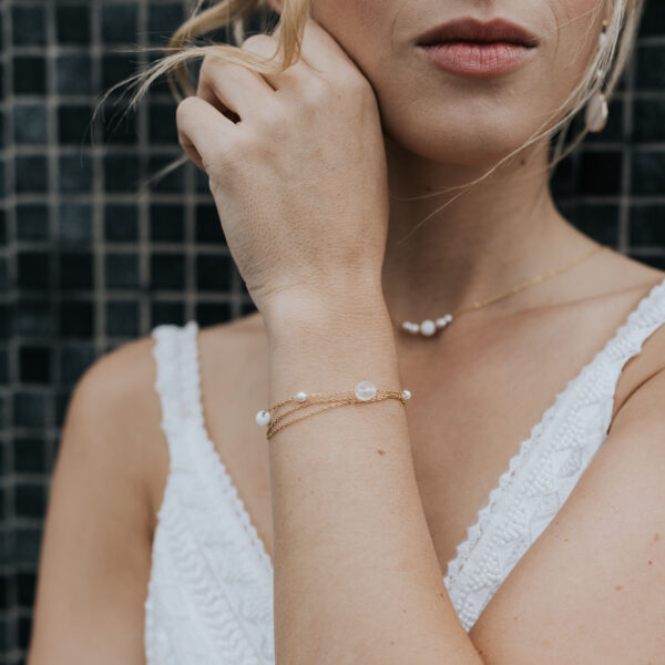 Bracelet de mariée, bijou de mariage en perles montées sur une chaine