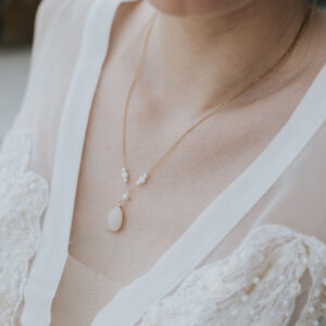 bijou de mariage, collier de mariée pendant devant avec goutte et perles.