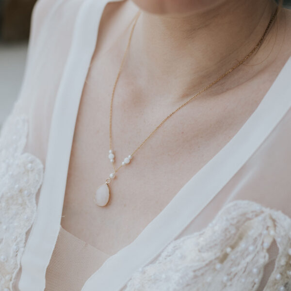 bijou de mariage, collier de mariée pendant devant avec goutte et perles.