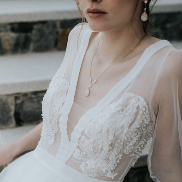 bijou de mariage, collier de mariée pendant devant avec goutte et perles.