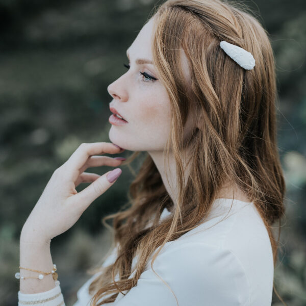 barrette clip en dentelle de calais pour coiffure de mariage.