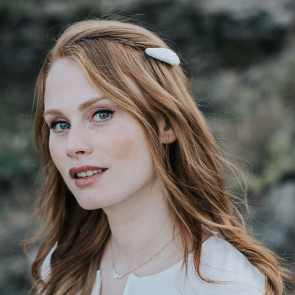 barrette clip en dentelle de calais pour coiffure de mariage.