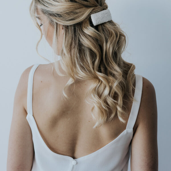 barrette rectugulaire en dentelle de calais pour coiffure de mariage.