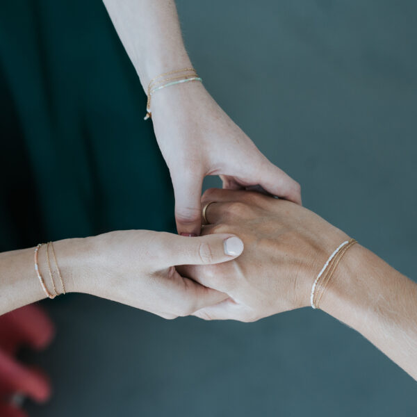 bracelet de mariage fin avec des chaînes et un message codé en perles Miyuki