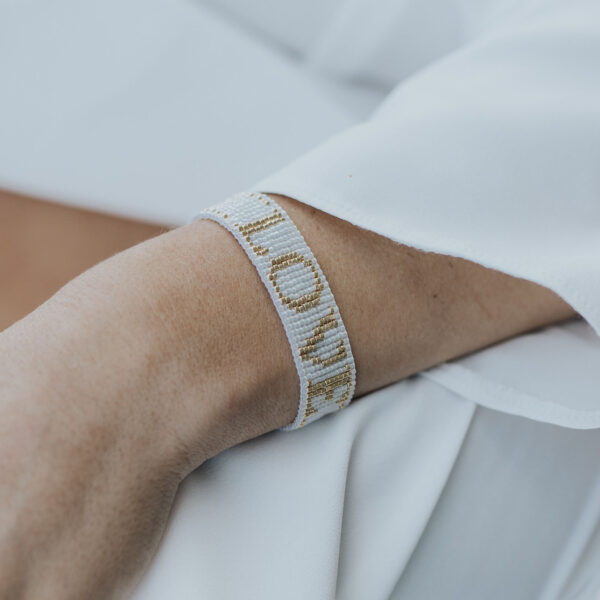 bracelet de mariée tissé en perle miyuki avec le mot LOVE.