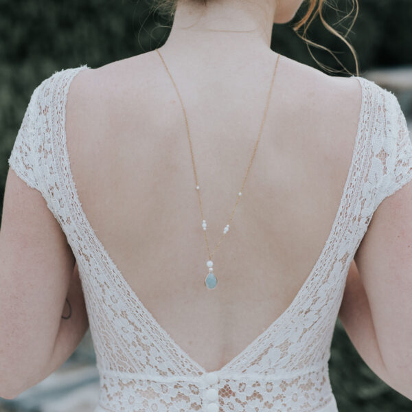 Collier de mariage pour robe dos nu en perle, porcelaine et pierre naturelle amazonite en forme de goutte