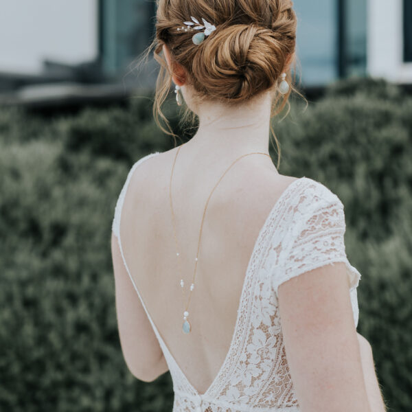 Collier de mariage pour robe dos nu en perle, porcelaine et pierre naturelle amazonite en forme de goutte