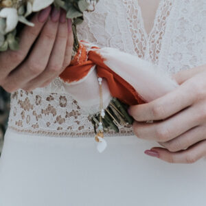 bijou de bouquet de mariée en perle et porcelaine avec un ruban.