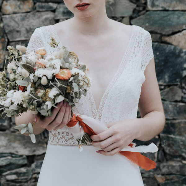 bijou de bouquet de mariée en perle et porcelaine avec un ruban.