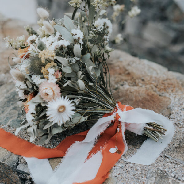 bijou de bouquet de mariée en perle et porcelaine avec un ruban.