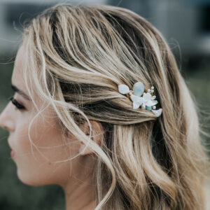 bijou de mariage pour coiffure de mariée. Peigne en porcelaine et perle amazonite.