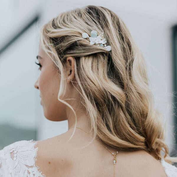 bijou de mariage pour coiffure de mariée. Peigne en porcelaine et perle amazonite.