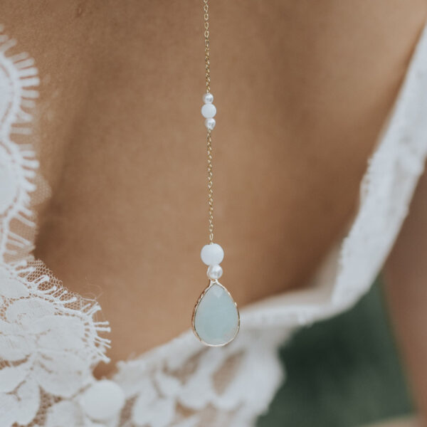 bijou de dos pour robe de mariée dos nu fait en perle, porcelaine et avec une gouttte en pierre naturelle amazonite.