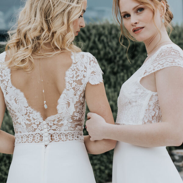 bijou de dos pour robe de mariée dos nu fait en perle, porcelaine et avec une gouttte en pierre naturelle amazonite.