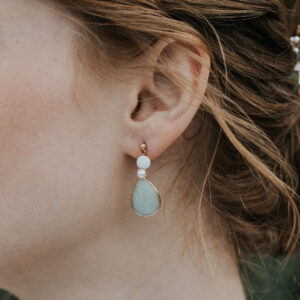 Boucles d'oreille de mariée vert pastel avec des goutte en pierre naturelle amazonite, perle et porcelaine.