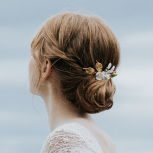 Peigne pour coiffure de mariée. Bijou de mariage avec des feuilles et fleurs de porcelaine et perle.