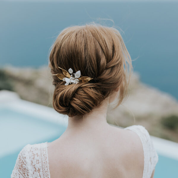 Peigne pour coiffure de mariée. Bijou de mariage avec des feuilles et fleurs de porcelaine et perle.